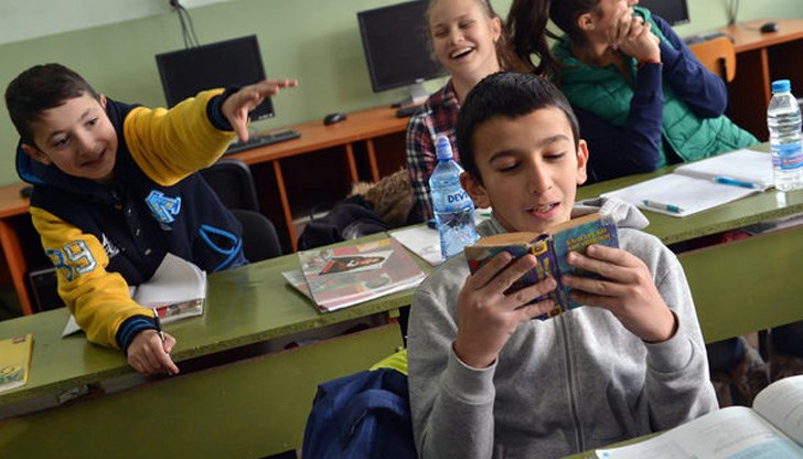 Учебните програми за 6-и клас са в сила от учебната 2017/2018 г., припомнят от министерството на образованието Учебните програми за 6-и клас са в сила от учебната 2017/2018 г., припомнят от министерството на образованието