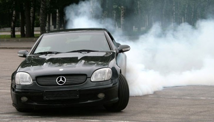 Главната улица в русенското село се е превърнала в арена на състезания между недобросъвестни шофьори Главната улица в русенското село се е превърнала в арена на състезания между недобросъвестни шофьори