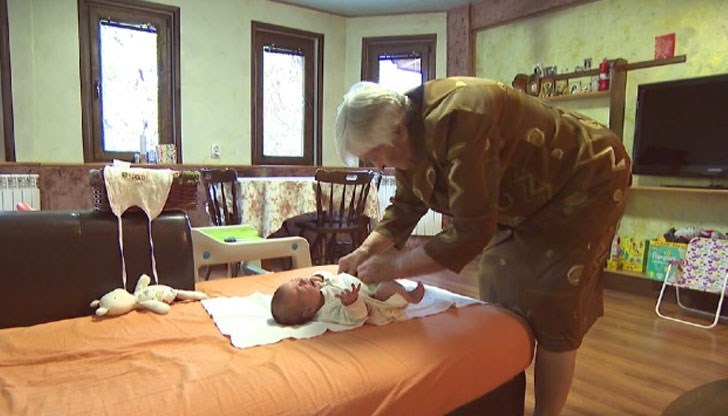 Леля Миче е неотлъчно до майката в първите месеци след раждането