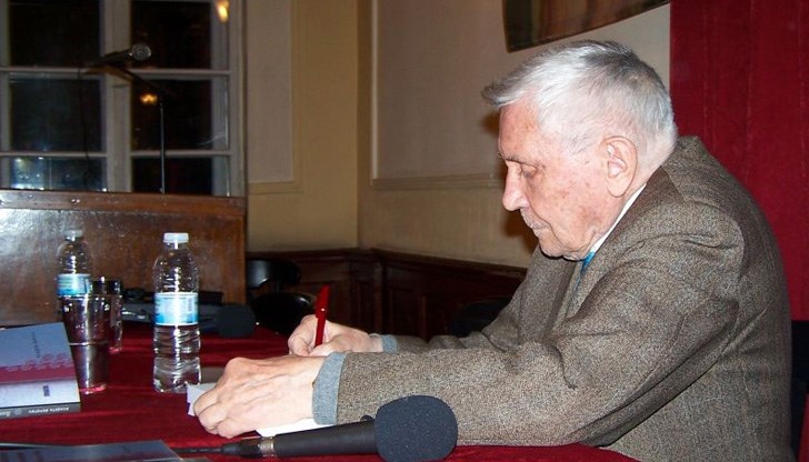 Какво кара някои лица да се обърнат срещу себе си? Какво кара някои лица да се обърнат срещу себе си?