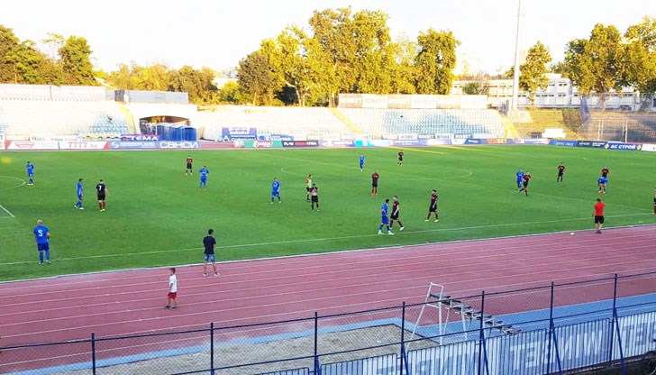 Мачът на Градския стадион предложи здрава битка по целия терен, която „железничарите“ и „мълниеносците“ водиха безкомпромисно Мачът на Градския стадион предложи здрава битка по целия терен, която „железничарите“ и „мълниеносците“ водиха безкомпромисно