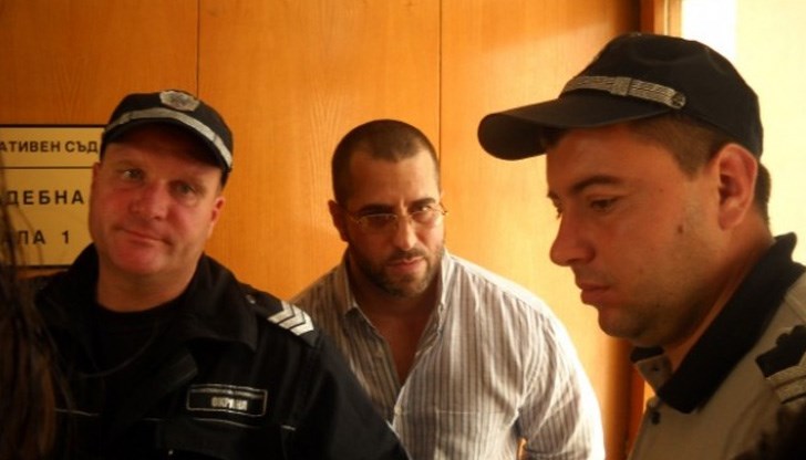 През 1998 г. Чешкия бе заловен с отрязана глава в багажника на колата си