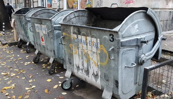 В същото време тя се е обадила и на съпруга си, който пък хвърлил през терасата 6000 лева