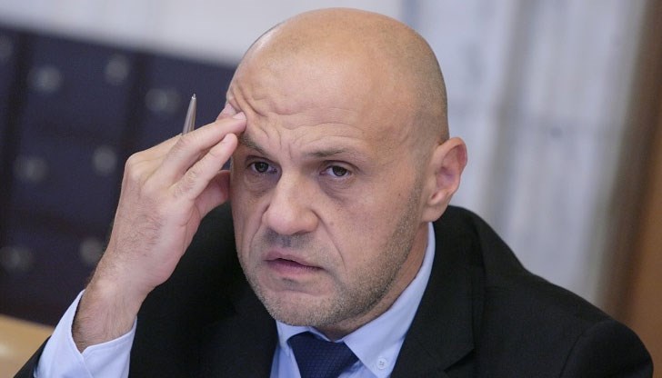 Министърът по еврофондовете вдига безпомощно рамене Министърът по еврофондовете вдига безпомощно рамене