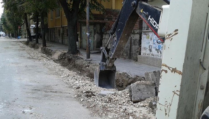 Ето как в Русе се усвояват европари и данъци. Първо копаеш, после засипваш, после пак копаеш за нещо друго