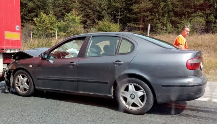 При единия инцидент лек автомобил се заби в ТИР