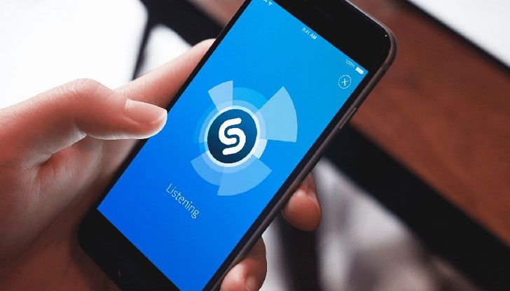 Shazam позволява на потребителите да идентифицират песни, като просто слушат музика, която свири някъде около тях