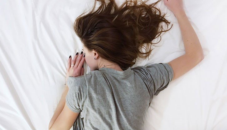 Тази поза за сън може да предизвика болки в гърба, шията, ставите и изтръпване на крайниците