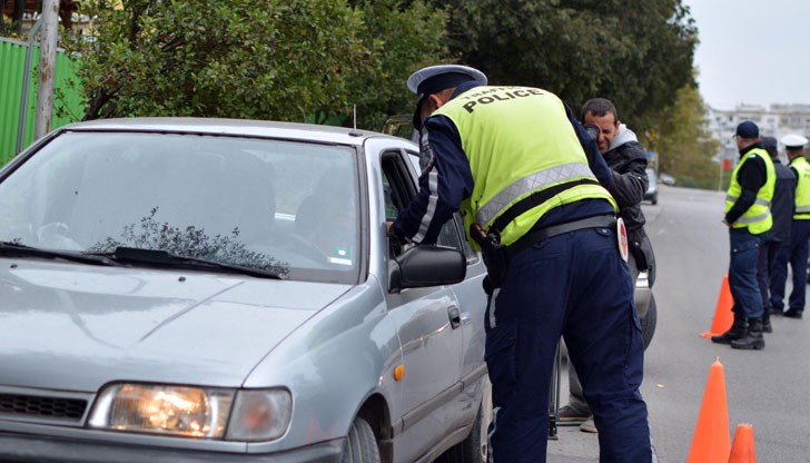 Задържаха двама души за дилърство на дрога