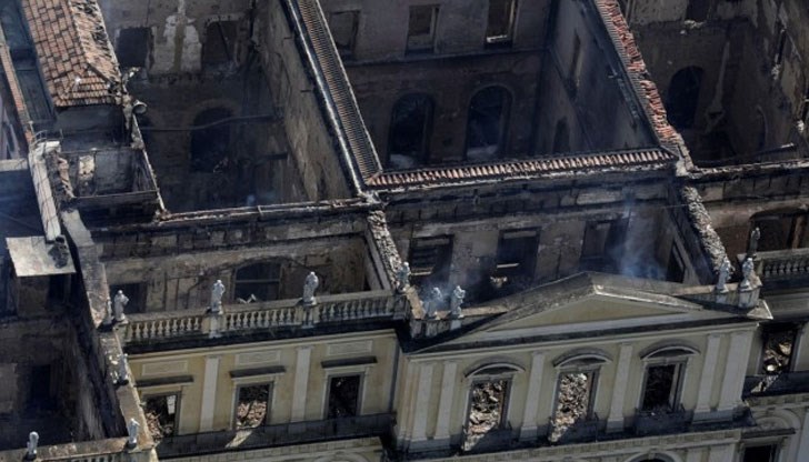 Огромният пожар, който избухна в Националния музей на Бразилия в неделя, е унищожил почти цялата му колекция от безценни експонати
