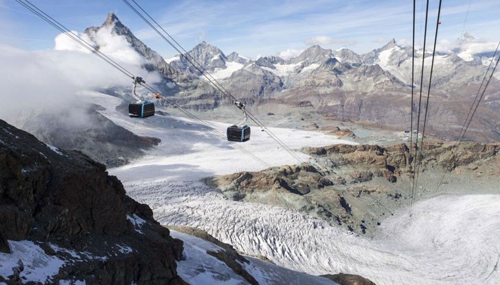 Лифтът се издига на над 3000 м надморска височина в Зермат, кантона Вале