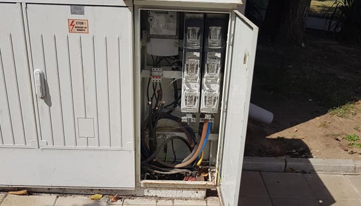 Не е ясно защо вратата на таблото не е заключена