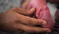 Разследват случаи на дузина бебета, родени без ръце във Франция