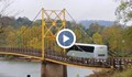 Автобус с пътници преминава по мост с ограничение до 10 тона
