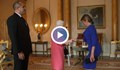 Българска шевица краси ревера на британската кралица