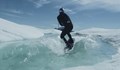 Авантюрист кара уейкборд върху айсберг в Гренландия