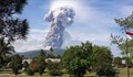 На остров Сулавеси изригна вулкан