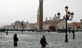 Туристи се разхождат по наводнен площад във Венеция
