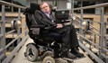 Предлагат на търг инвалидната количка на Стивън Хокинг