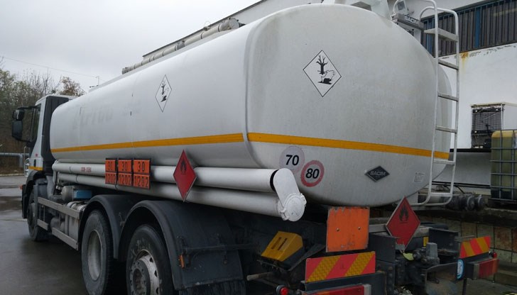 Спряна е цистерна с около 30 000 л енергиен продукт, за който полевите тестове установяват, че не съответства на плътността, вписана в придружаващите документи