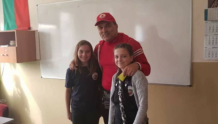 Служител от "Практис" ги изненадал в класната стая и разказал на всички за доброто им дело