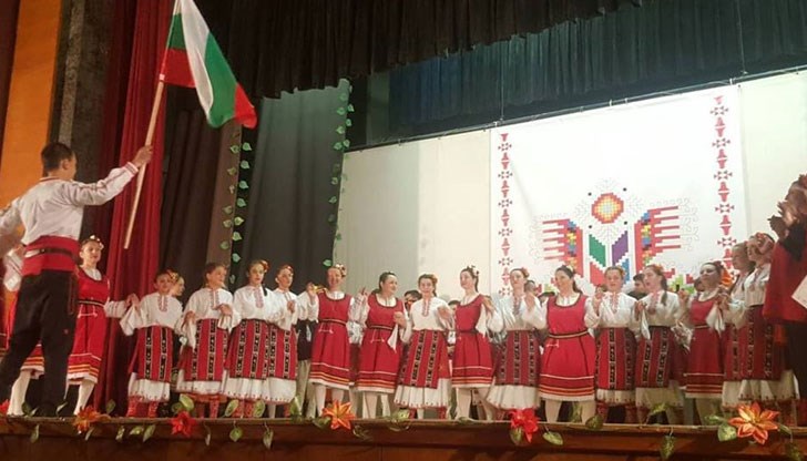 В празничния концерт - спектакъл се включиха много танцови формации