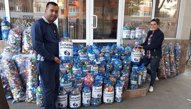 Ивайло Стойнов и неговата годеница Стела успяха да съберат около 1200 кг. пластмасови капачки