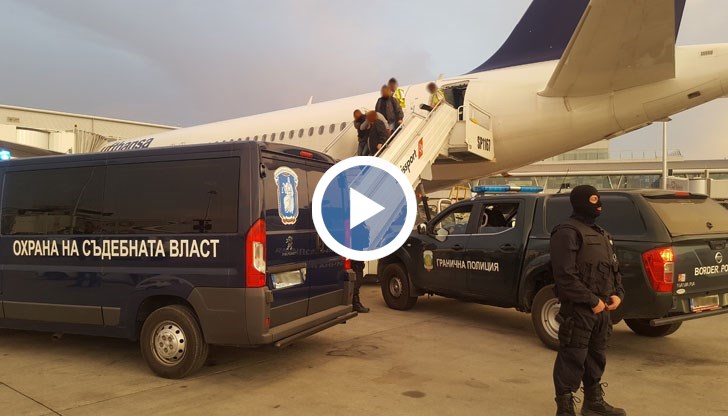 21-годишният мъж пристигна с полет от Хамбург, придружен от германски и български полицаи