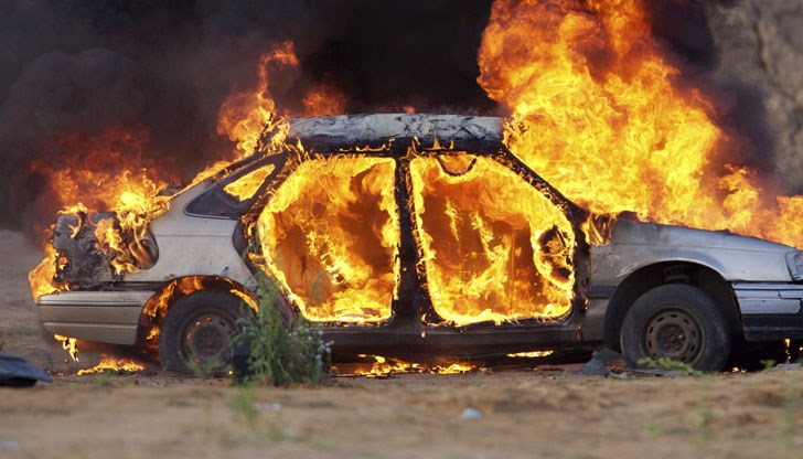 Екип на Първа РСПБЗН е гасил пожар, възникнал заради техническа неизправност / Снимката е илюстративна Екип на Първа РСПБЗН е гасил пожар, възникнал заради техническа неизправност / Снимката е илюстративна