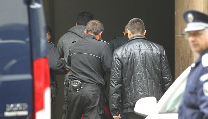 Назначен му е служебен адвокат, който също трябва да се яви в полицията