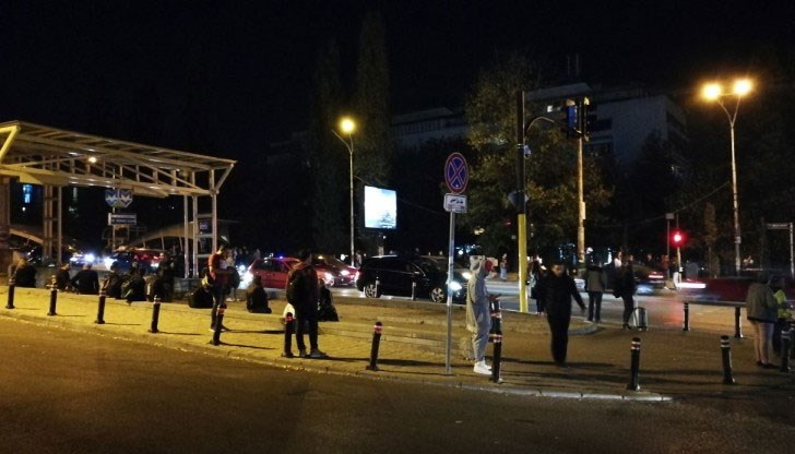 Евакуират пътниците, движението на метрото през метростанцията е спряно