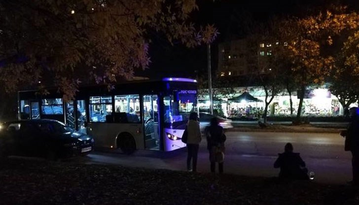 Пешеходка е била ударена от автобус, две жени в него също са пострадали