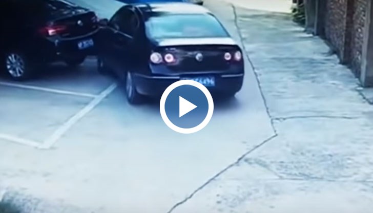 Шофьорката събори и тухлена стена