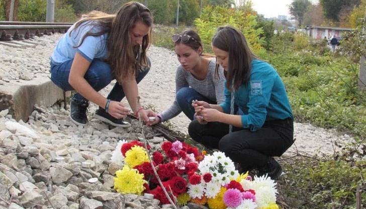 Децата положиха цветя и свещи на релсите на лобното място на 13-годишното момче
