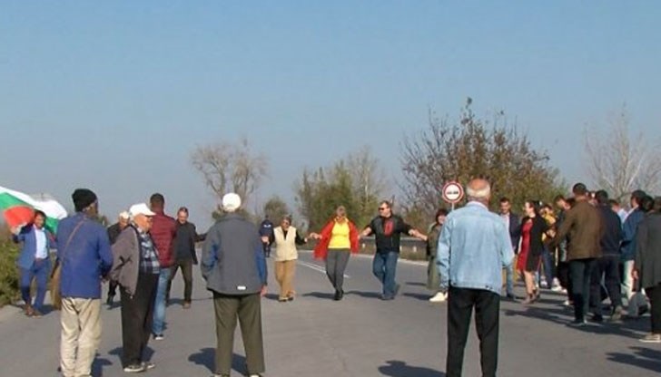 Общински съветници и жители на община Ветово блокираха с хоро пътя в знак на протест