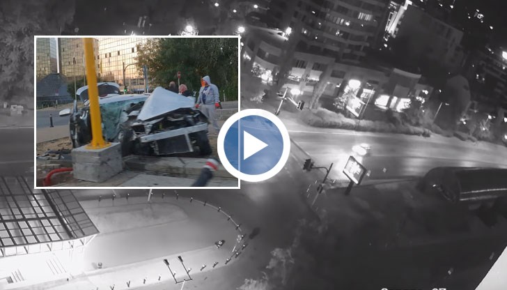 Автомобил буквално се вряза в светофар на булевард "Драган Цанков"