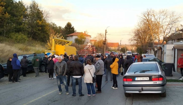 Жители на русенското село блокираха главния път в знак на протест