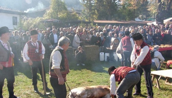 Много музика, танци, веселие и месни изкушения но очакват в Елена