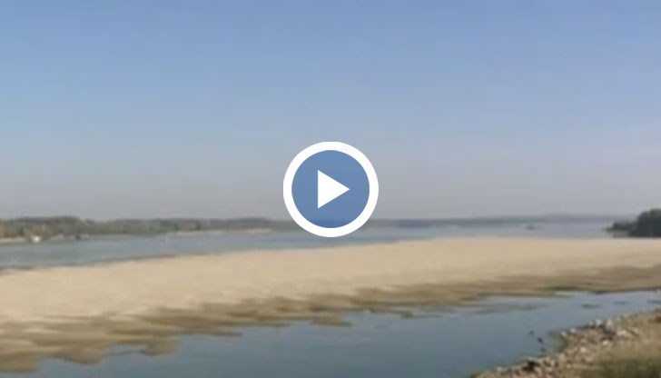 При Свищов има заседнал кораб от края на септември и от седмици екипажът му бедства