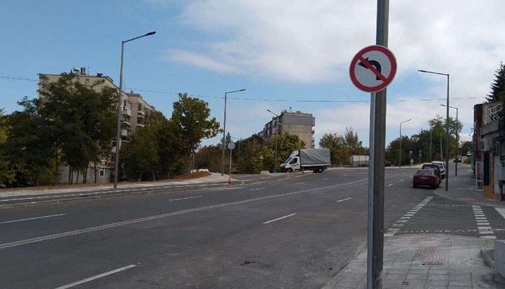 Забраната е въведена с вертикална и хоризонтална маркировка