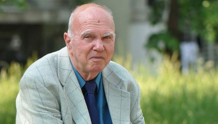 Поетът се жени тайно на 71 години