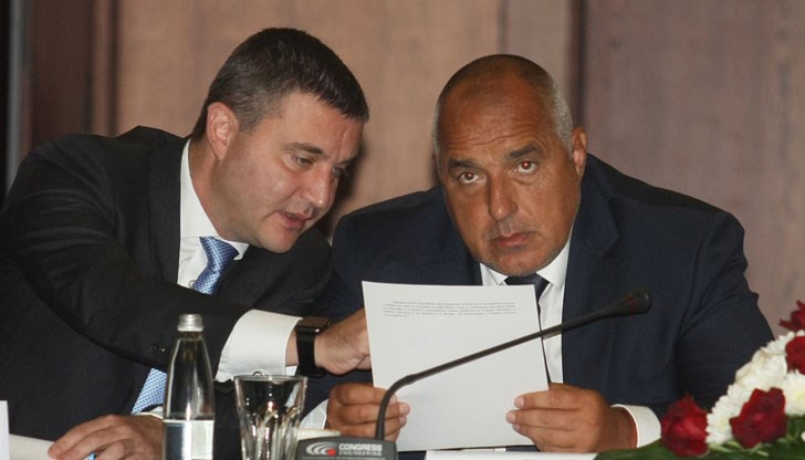 Правителството ще влезе в ролята на старица, която хвърля пачки през балкона там, където й посочи телефонният измамник