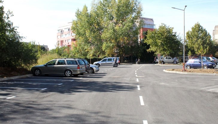 Паркингът разполага със 135 места за автомобили, от които 5 са предназначени за инвалиди