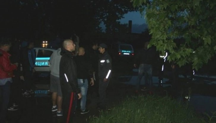 Служителите са търсели един от извършителите, но са били нападнати, петима са пострадали Служителите са търсели един от извършителите, но са били нападнати, петима са пострадали