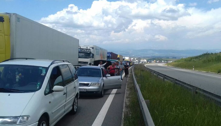 Тапата е след първия тунел в посока от Перник към София Тапата е след първия тунел в посока от Перник към София