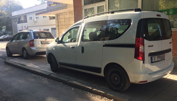 Няма как да минеш без да слезеш на улицата или да се удариш в стената на блока