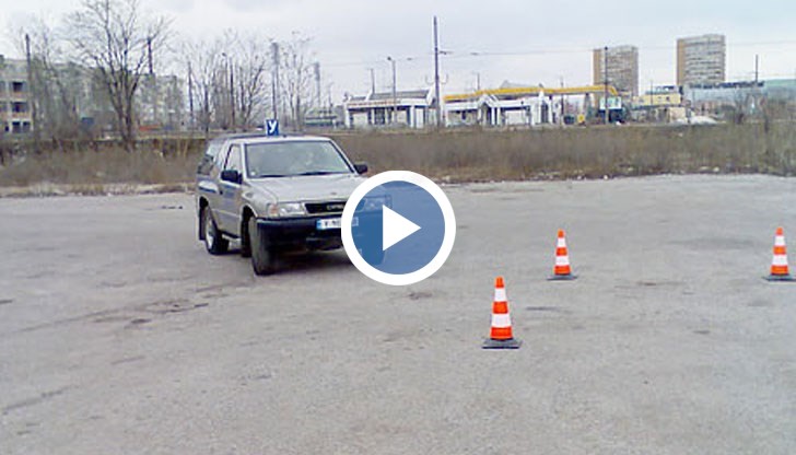 Голяма част от учебните занимания се правят на частни паркинги