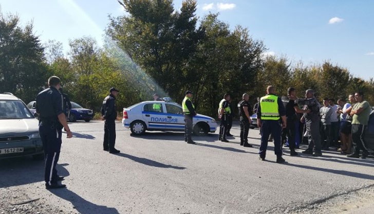 Полицаи го разпитват