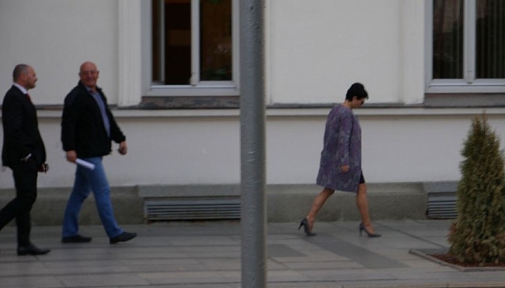 Наконтената депутатка дори за миг не обърна поглед към почернените жени и техните страдащи деца