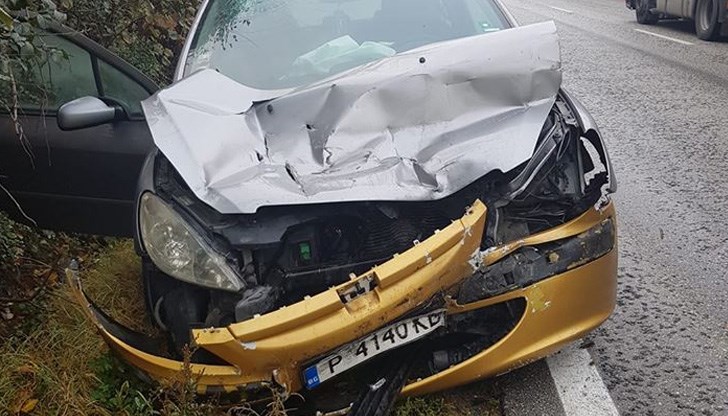 Кола с русенска регистрация е със смачкана предница